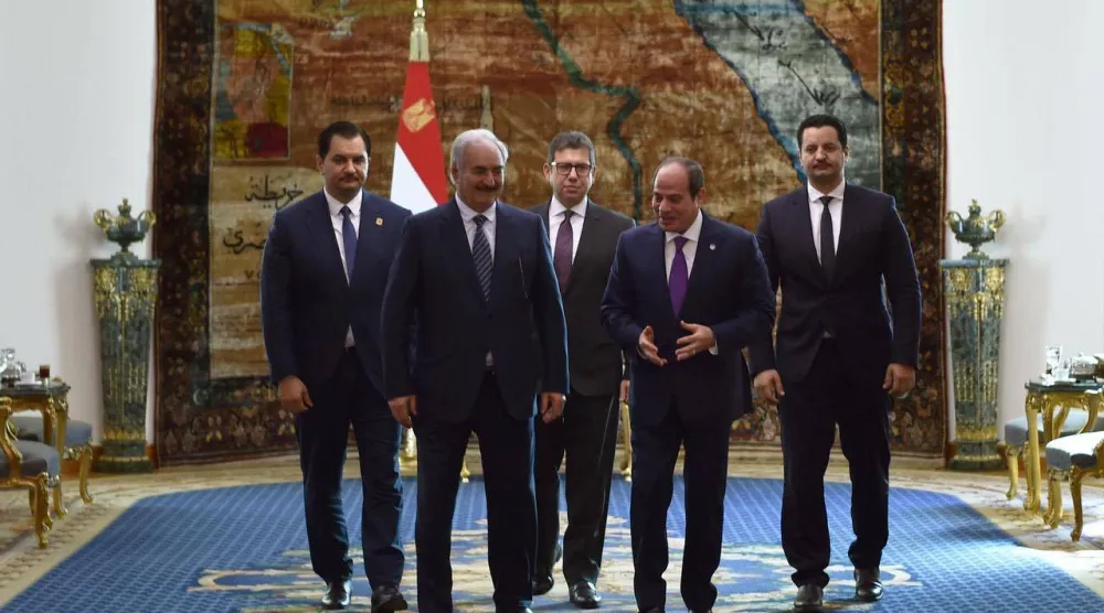 الرئيس المصري عبد الفتاح السيسي مستقبلاً القائد العام لـ«الجيش الوطني» الليبي بحضور نجليه صدام وخالد حفتر الاثنين (الرئاسة المصرية)