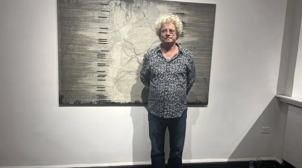 أمام لوحة استوحاها من كتاب «النبي» لجبران خليل جبران (الشرق الأوسط)