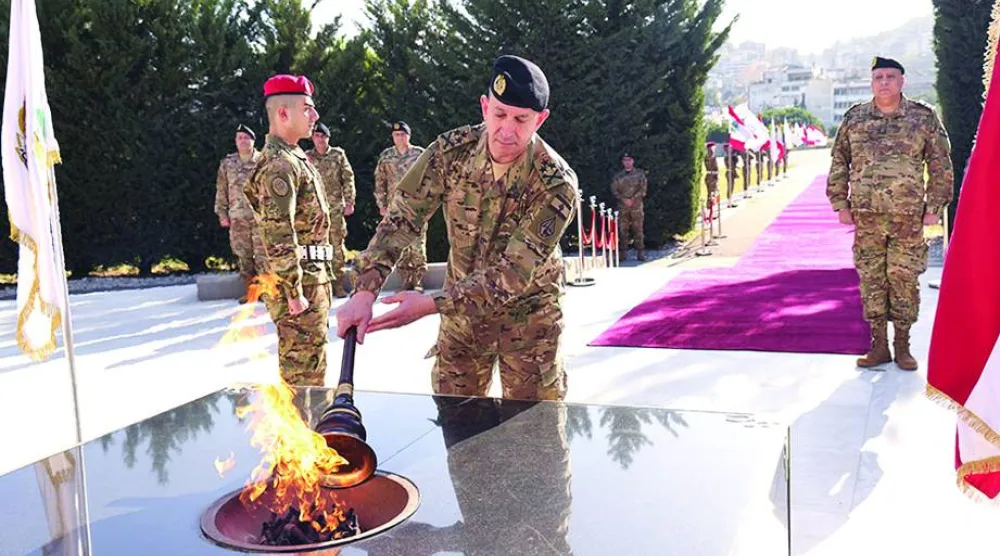قائد الجيش اللبناني العماد رودولف هيكل يشعل شعلة في نصب شهداء الجيش بوزارة الدفاع في ذكرى استقلال لبنان يوم 22 نوفمبر الماضي (مديرية التوجيه)