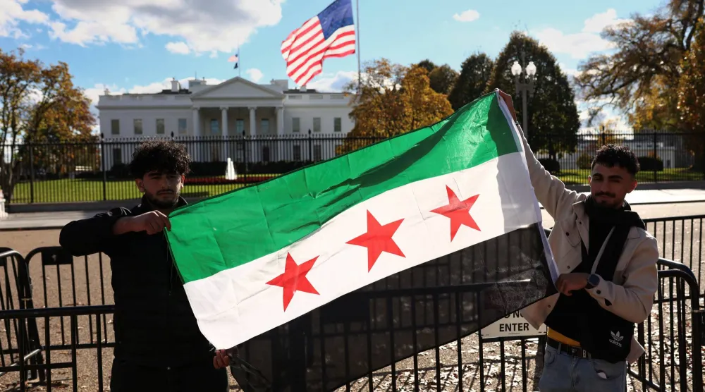 متظاهرون يحملون العلم السوري أمام البيت الأبيض في 10 نوفمبر الماضي (رويترز)
