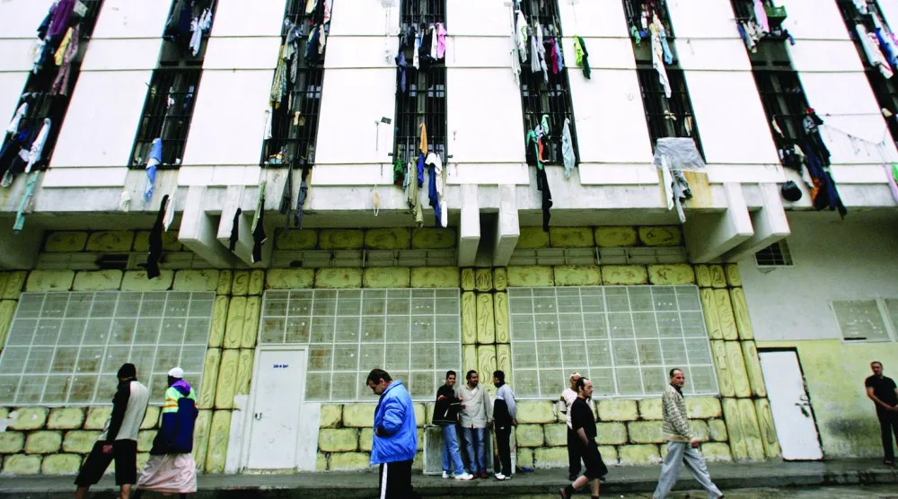 سجناء في باحة سجن رومية قرب بيروت الذي يضم موقوفين ومدانين بعضهم من الجنسية السورية (أ.ف.ب)