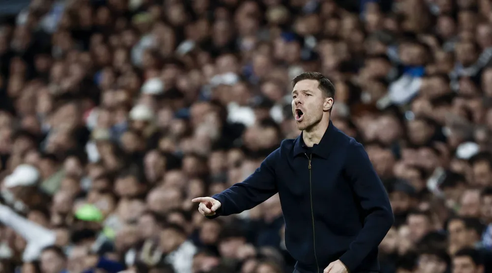 شابي ألونسو مدرب ريال مدريد في قلب العاصفة (إ.ب.أ)