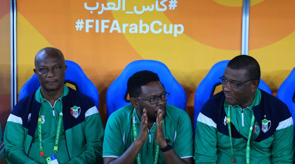 الغاني كواسي أبياه (يسار) المدير الفني للمنتخب السوداني (رويترز)