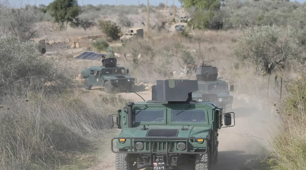 قافلة من الآليات العسكرية اللبنانية قرب الحدود مع إسرائيل في بلدة علما الشعب بجنوب لبنان يوم 28 نوفمبر الماضي (أ.ب)
