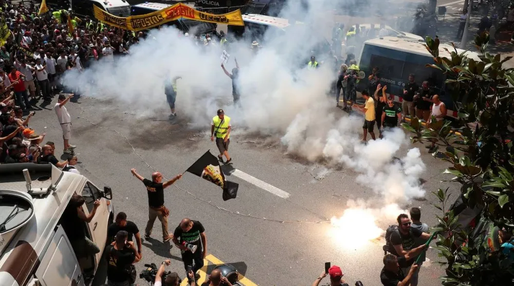 احتجاجات سائقي التاكسي في برشلونة ضد شركات النقل الخاصة (رويترز)