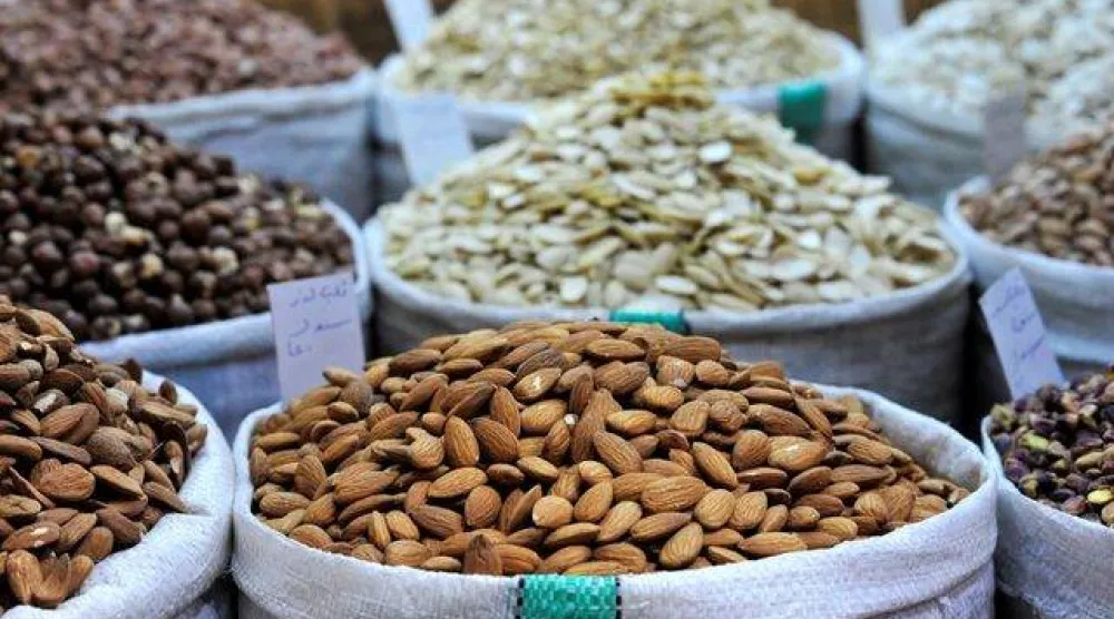 تحتوي المكسرات على كمية جيدة من «التريبتوفان» (رويترز)