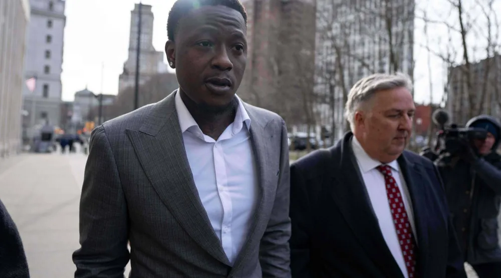 تيري روزير صانع لعب ميامي هيت خارج محكمة بروكلين (أ.ب)