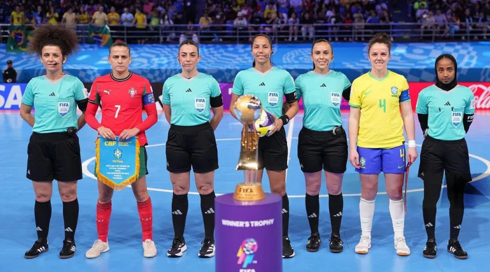 التحكيمية السعودية ريم البيشي (يمين) ضمن تحكيم نهائي مونديال الصالات للسيدات (الاتحاد السعودي)