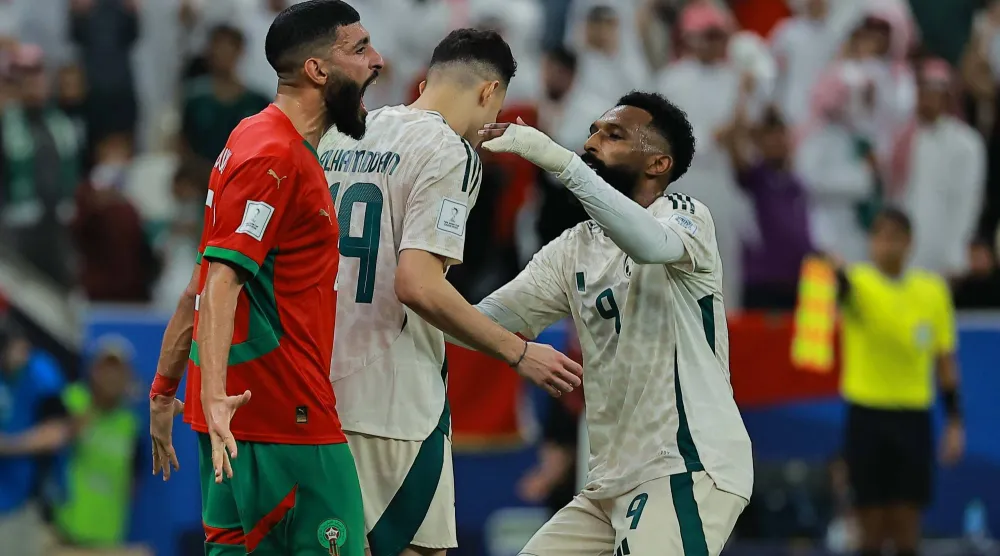 البريكان يواسي الحمدان بعد ركلة الجزاء الضائعة (تصوير: محمد المانع) 