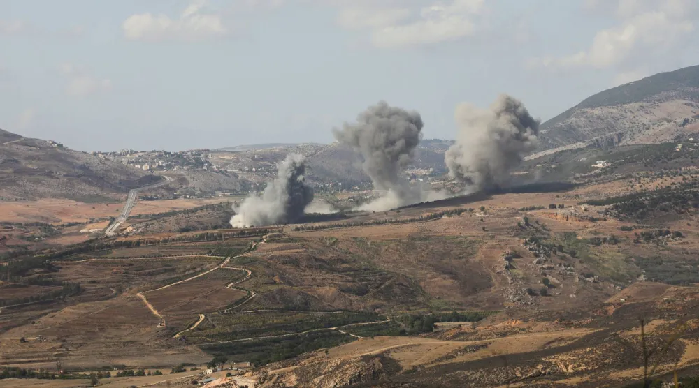 تصاعد الدخان جراء غارات إسرائيلية على جنوب لبنان (أرشيفية - رويترز)