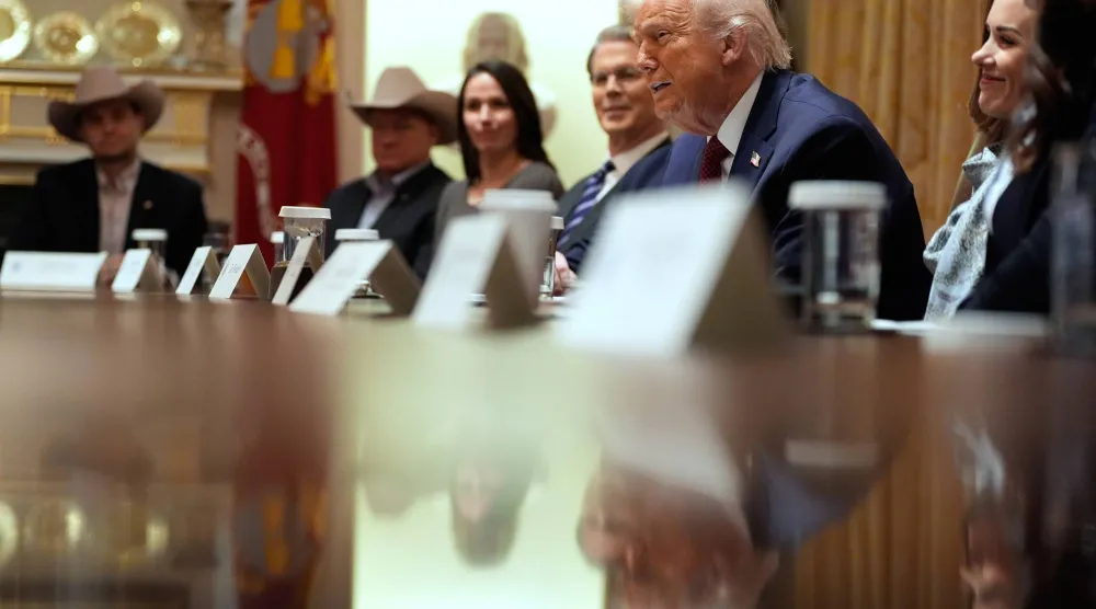 الرئيس دونالد ترمب يتحدث خلال مائدة مستديرة حول دعم المزارعين بالبيت الأبيض (أ.ب)