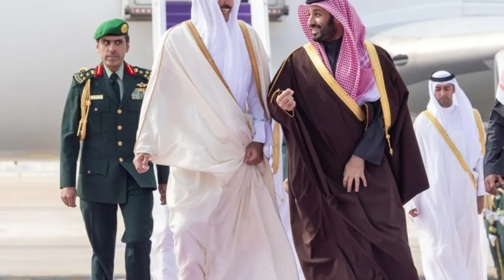 الأمير محمد بن سلمان لدى استقباله الشيخ تميم في مطار الملك خالد الدولي أمس (واس) 