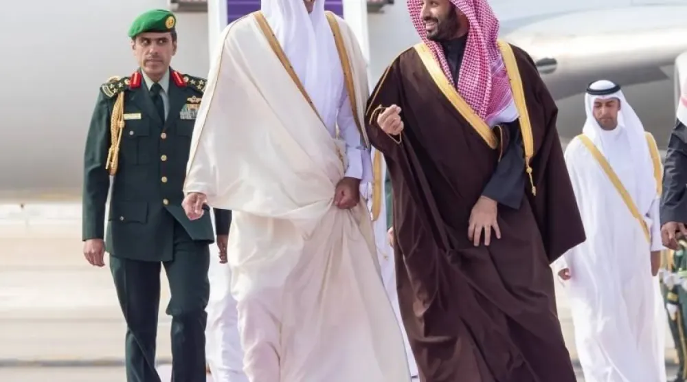 Veliaht Prens Muhammed bin Selman, dün Kral Halid Uluslararası Havalimanı'nda Şeyh Temim'i karşıladı (SPA)