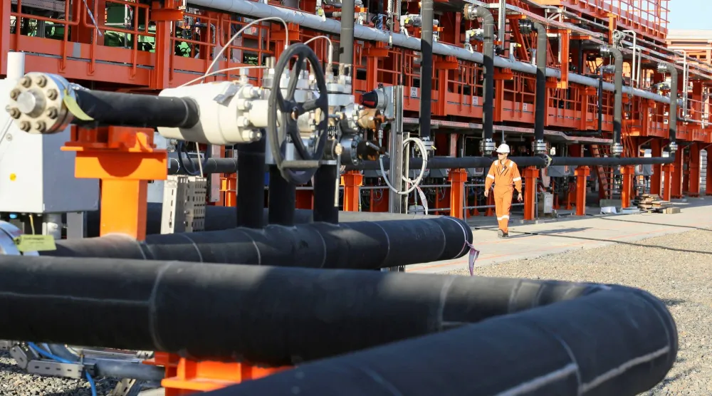 عامل يسير في مركز المعالجة الرئيسي بحقل كاشاجان النفطي البحري في بحر قزوين، غرب كازاخستان (رويترز)