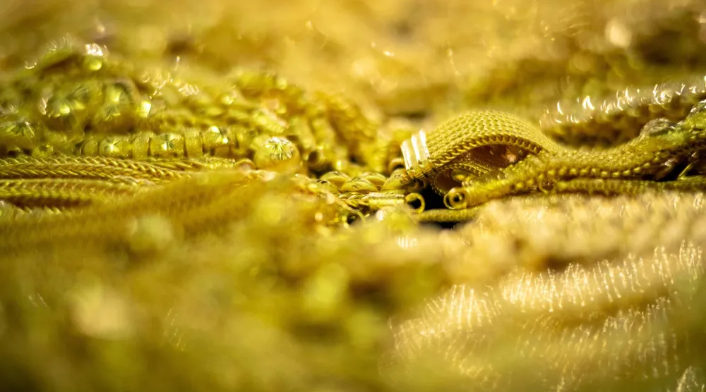  أساور ذهب معروضة داخل متجر الذهب في الحي الصيني في بانكوك (رويترز)