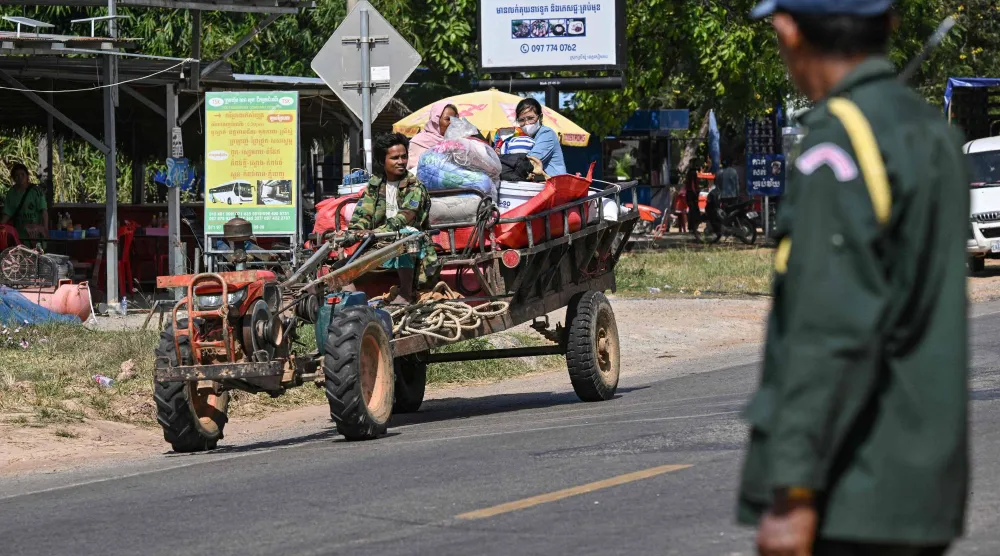 شرطي يقف بينما يتم إجلاء السكان إثر اشتباكات على طول الحدود الكمبودية التايلاندية في مقاطعة سيام ريب (أ.ف.ب)
