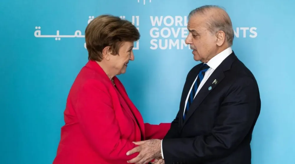 رئيس الوزراء الباكستاني شهباز شريف مع مديرة صندوق النقد الدولي كريستالينا غورغييفا خلال لقائهما في دبي (حساب غورغييفا على إكس)