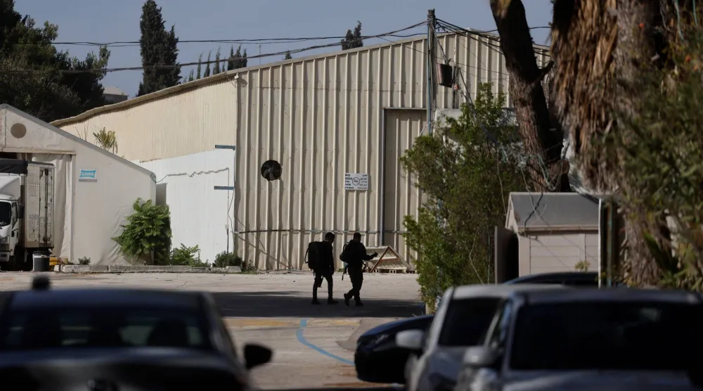 ضباط شرطة إسرائيليون يسيرون فى القدس (رويترز)