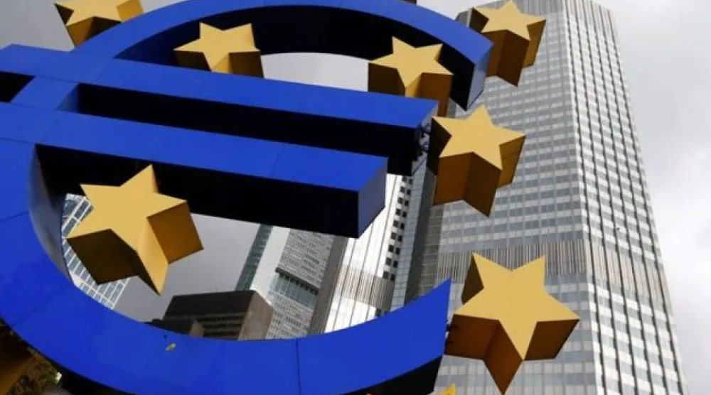 شعار اليورو في فرانكفورت (رويترز)