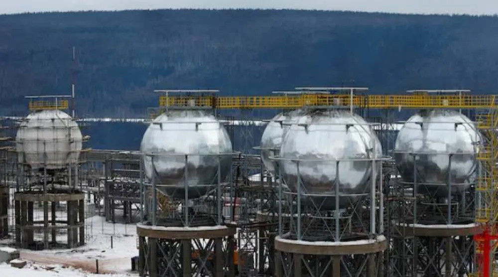 صهاريج غاز البترول المسال في منشأة مملوكة لشركة «إركوتسك» للنفط في روسيا (رويترز)