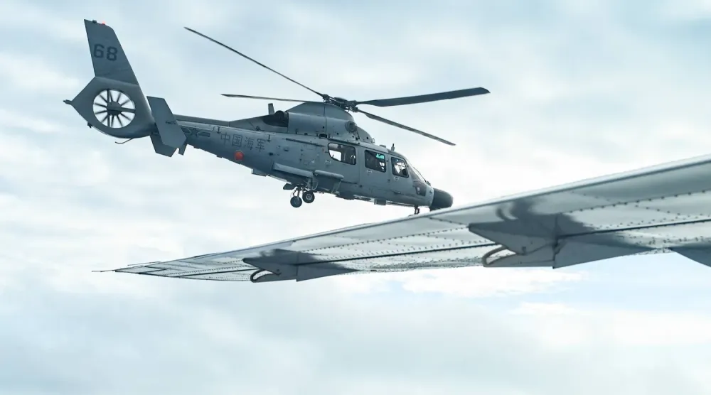 Güney Çin Denizi üzerinde keşif uçuşu yapan bir Çin donanma helikopteri (Arşiv – AP)