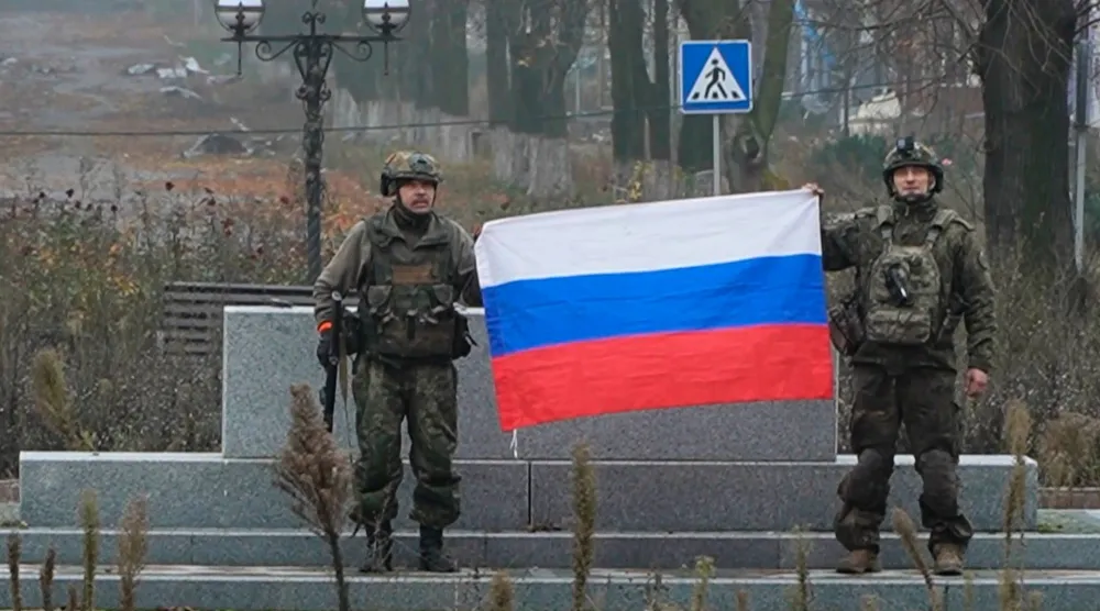 جنود روس يحملون العلم الوطني في بوكروفسك بمنطقة دونيتسك بأوكرانيا (أ.ب)