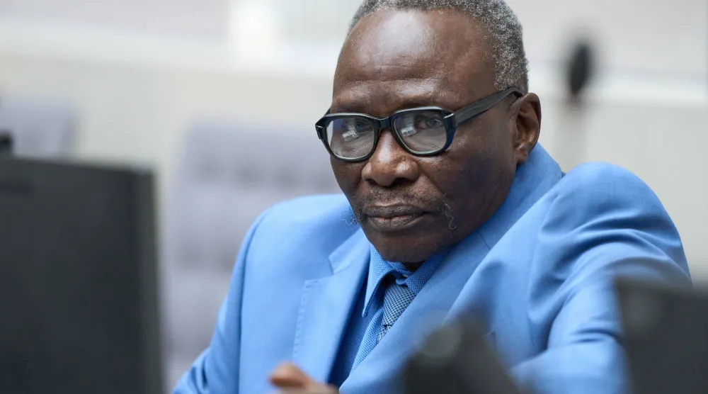 علي محمد علي عبد الرحمن منتظراً صدور حكم «المحكمة الجنائية الدولية» في لاهاي بهولندا اليوم (أ.ب)