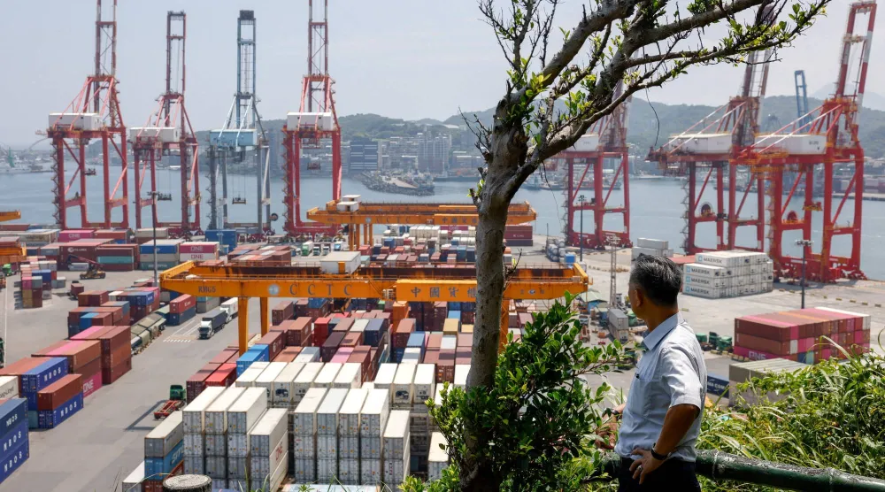 حاويات ومعدات بميناء كيلونغ في تايوان (رويترز)
