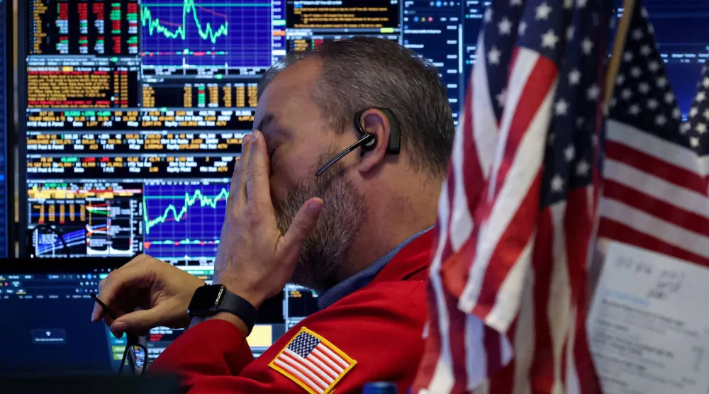 متداول يعمل في بورصة نيويورك (رويترز)