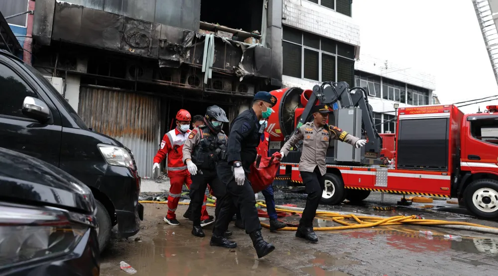 صرّح رئيس شرطة مترو وسط جاكرتا المفوض الأول سوساتيو بورنومو كوندرو بأن 20 شخصاً على الأقل لقوا حتفهم (إ.ب.أ)