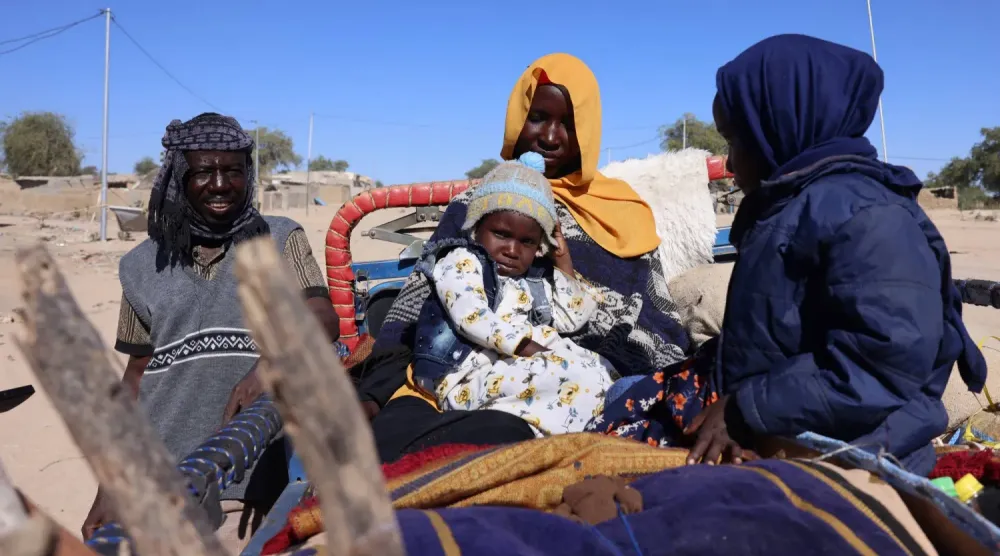 Sudanlı bir aile, El Faşir'deki çatışmalardan kaçarak Çad'ın doğundaki Tina sınır kapısına geldiler (Reuters)