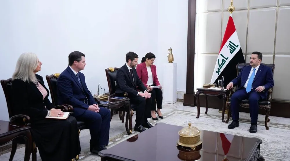 رئيس الوزراء العراقي خلال استقباله وفد «شيرون» الأميركية (وكالة الأنباء العراقية)