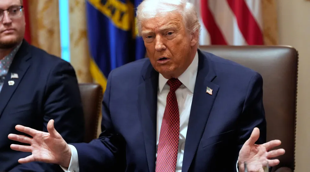 ترمب يتحدث خلال طاولة مستديرة حول دعم المزارع في قاعة مجلس الوزراء بالبيت الأبيض (أ.ب)