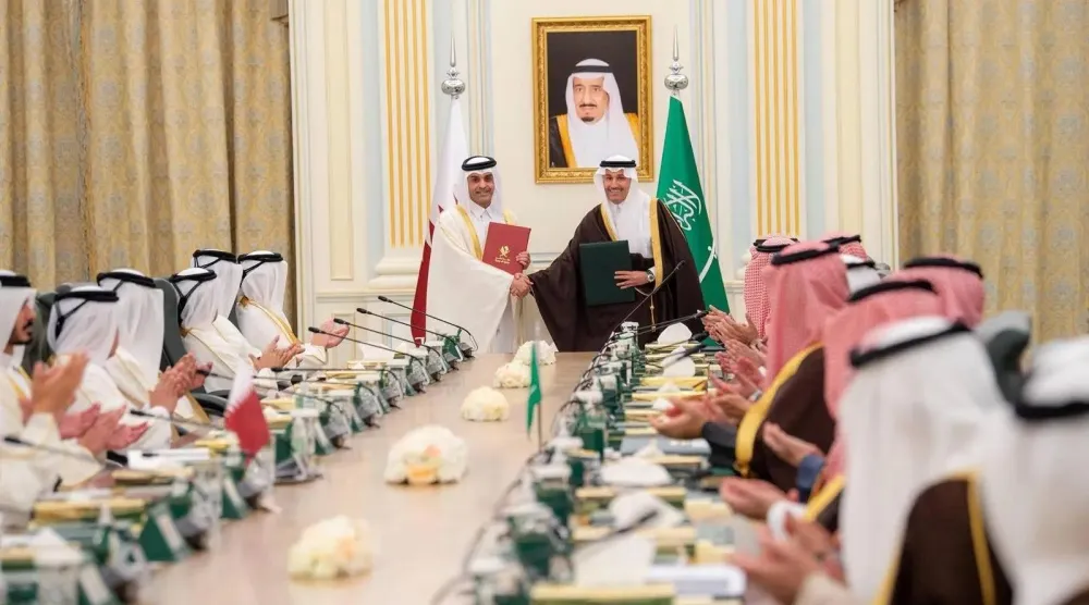 توقيع اتفاقية تنفيذ مشروع قطار السعودية وقطر السريع بحضور ولي العهد السعودي وأمير قطر (واس)
