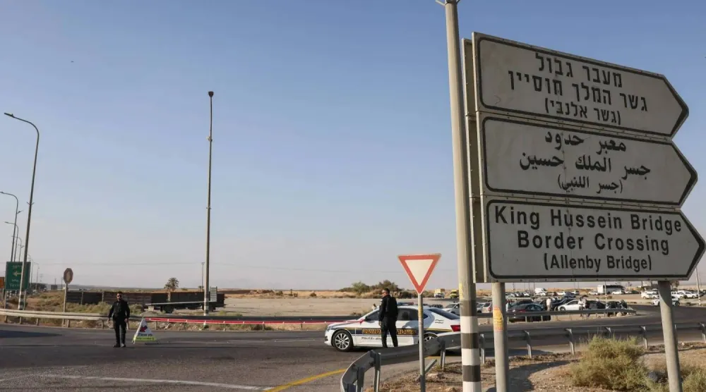 قوات إسرائيلية عند المعبر الحدودي الرئيسي بين الضفة الغربية والأردن (أ.ف.ب)
