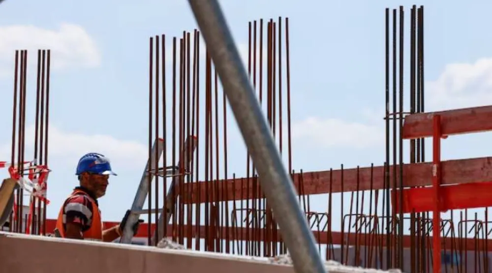 عامل بناء في موقع إنشاءات في ميونيخ (رويترز)