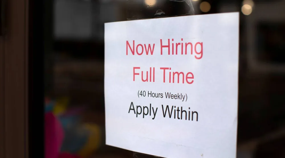 متجر تجزئة يضع إعلاناً لوظيفة بدوام كامل على واجهة محله في أوشنسايد بكاليفورنيا (رويترز)
