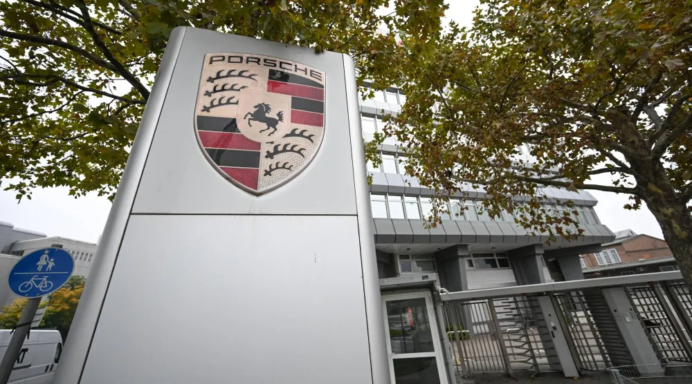 شعار «بورشه» للسيارات يظهر عند مدخل المقر الرئيسي للشركة في شتوتغارت - زوفنهاوزن بألمانيا (د.ب.أ)