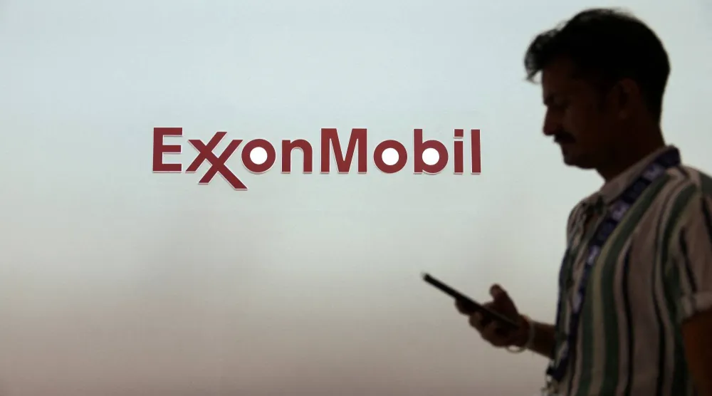 شعار «إكسون موبيل» في «أديبك» بأبوظبي 3 نوفمبر 2025 (رويترز)