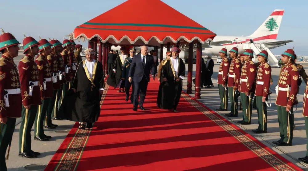 الرئيس اللبناني جوزيف عون لدى وصوله إلى سلطنة عمان حيث كان باستقباله السلطان هيثم بن طارق ووفد رسمي (الرئاسة اللبنانية)