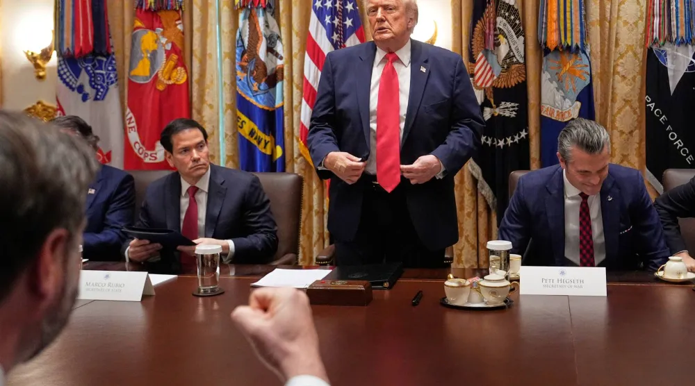 الرئيس الأميركي دونالد ترمب يتحدث في  اجتماع مجلس الوزراء بالبيت الأبيض بينما يظهر وزير الخارجية ماركو روبيو إلى يساره (أ.ب)