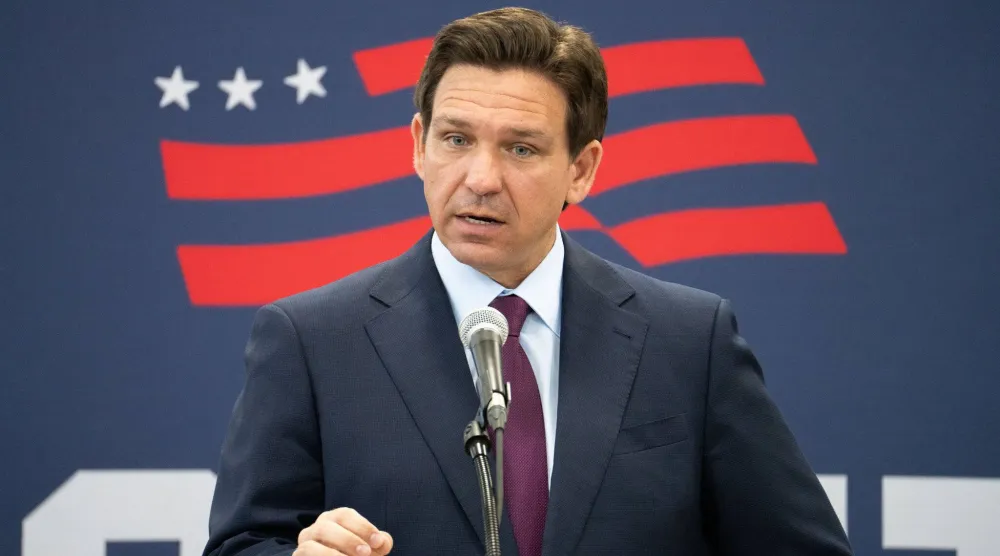 حاكم فلوريدا رون ديسانتيس (إنترنت)