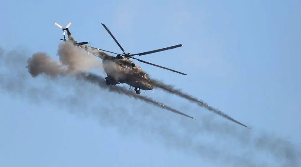 إطلاق نار من طائرة هليكوبتر خلال تدريبات عسكرية أجرتها القوات الروسية والبيلاروسية (رويترز)