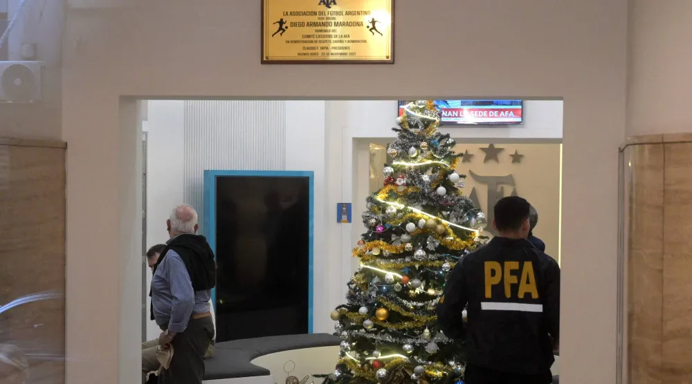 القضاء الأرجنتيني يحقق في الحسابات المالية لشركة «سور فينانزاس» الراعي لعدة أندية في البلاد (أ.ف.ب)