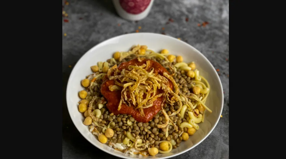 الكشري عبارة عن طبق شعبي واسع الانتشار في مصر من المعكرونة والأرز والعدس والبصل المقلي (بيكسلز) 