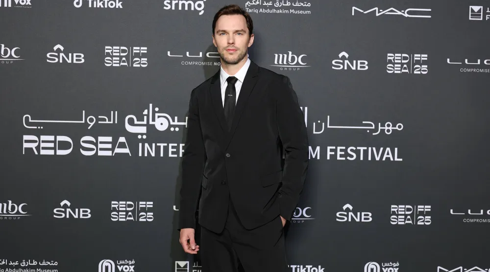 الممثل البريطاني خلال حضوره في مهرجان البحر الأحمر (إدارة المهرجان)