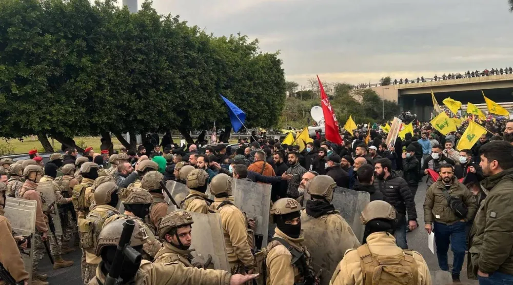عناصر من الجيش اللبناني يواجهون معتصمين يرفعون أعلام «حزب الله» على طريق المطار حيث نفذوا في فبراير الماضي تحركات رفضاً لقرار لبنان عدم استقبال طائرة إيرانية (الشرق الأوسط)