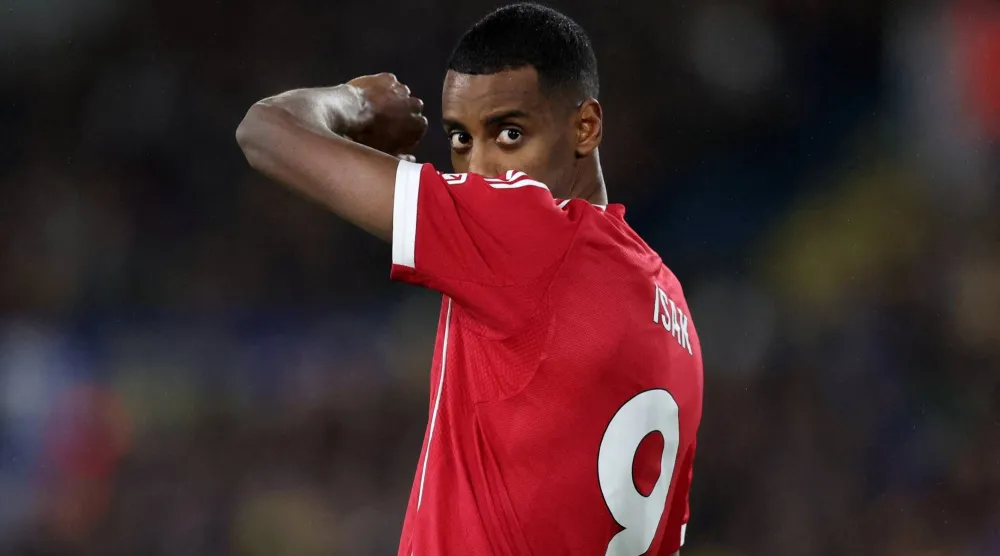 ألكسندر إيزاك يستعد لقيادة هجوم ليفربول مع إكيتيكي (رويترز)