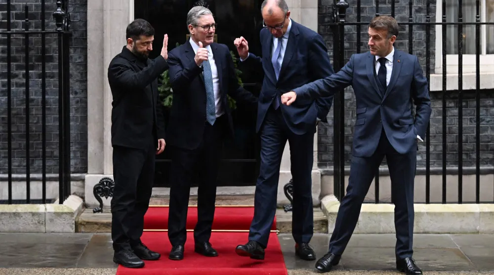 قادة «الترويكا الأوروبية» مع الرئيس الأوكراني عند مدخل مقر رئاسة الوزراء البريطانية في لندن الاثنين (أ.ف.ب)