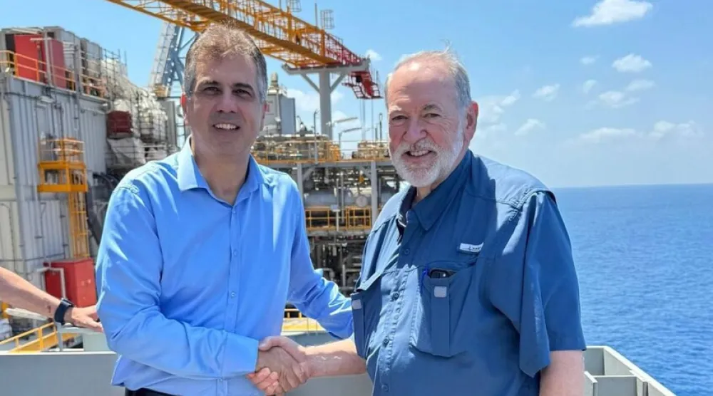 وزير الطاقة الإسرائيلي والسفير الأميركي مايك هاكابي في زيارة لمنصة «ليفياثان» أكتوبر الماضي (وزارة الطاقة الإسرائيلية)